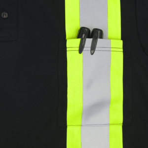 Primer plano del material reflectante cosido, las tiras fluorescentes amarillas en contraste y el bolsillo en el pecho de la camiseta polo de seguridad negra Jorestech.