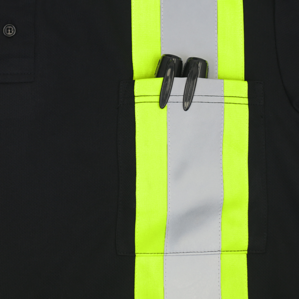 Primer plano del material reflectante cosido, las tiras fluorescentes amarillas en contraste y el bolsillo en el pecho de la camiseta polo de seguridad negra Jorestech.