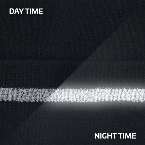 Primer plano que muestra la franja reflectante del gorro negro durante el día y la noche. La franja reflectante brilla en la oscuridad durante la noche.