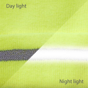 Primer plano de la banda reflectante del gorro de alta visibilidad tejido durante el día y la noche. La banda reflectante se vuelve mucho más brillante durante la noche.