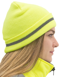Una mujer con cabello largo usando el gorro beanie de alta visibilidad JORESTECH color lima