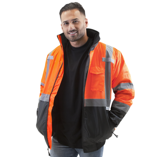 Hombre vistiendo la chaqueta de seguridad invernal JORESTECH naranja y negra de alta visibilidad, conforme a ANSI
