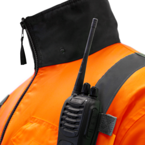Muestra chaqueta bomber de seguridad con trabillas para radio y tiras reflectantes