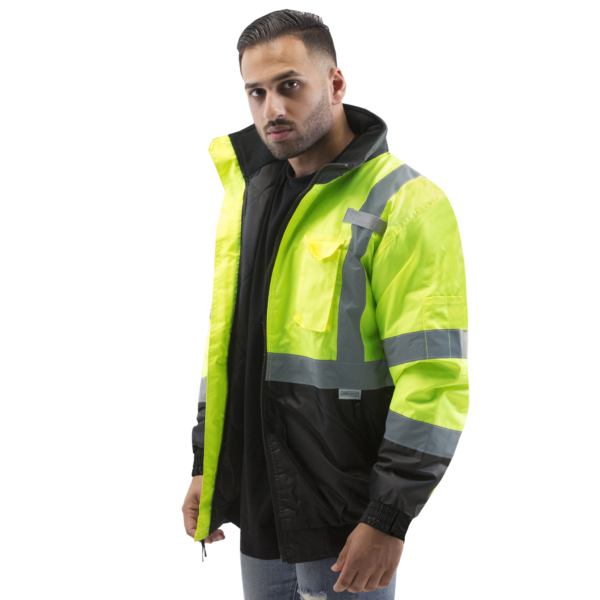 Hombre usando la chaqueta reflectante JORESTECH amarilla y negra de alta visibilidad, clase 3 tipo R