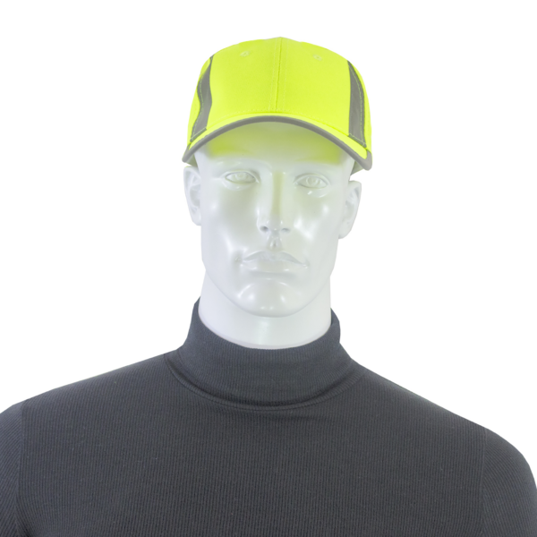 Un maniquí que lleva una gorra de alta visibilidad color lima con franjas reflectantes