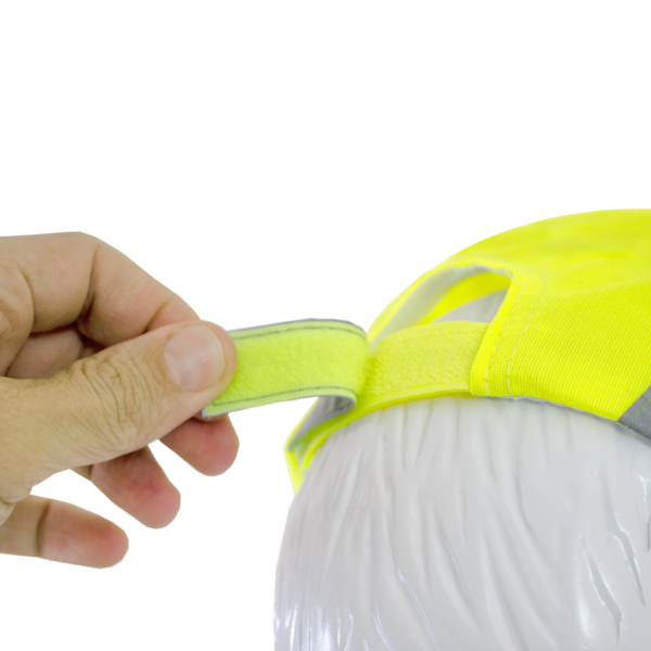 Primer plano de una mano tirando del cierre de gancho y bucle para ajustar el ancho de la gorra JORESTECH lime de alta visibilidad