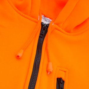 primer plano muestra la cremallera de alta calidad y los cordones para ajustar la abertura de la capucha del sudadera con capucha de seguridad JORESTECH de alta visibilidad con franjas reflectantes