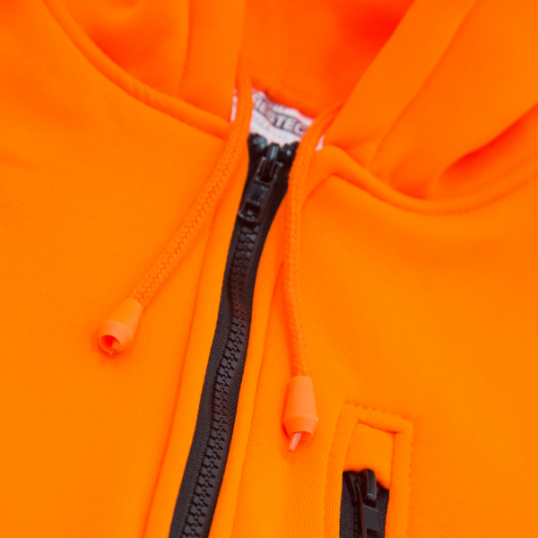 primer plano muestra la cremallera de alta calidad y los cordones para ajustar la abertura de la capucha del sudadera con capucha de seguridad JORESTECH de alta visibilidad con franjas reflectantes