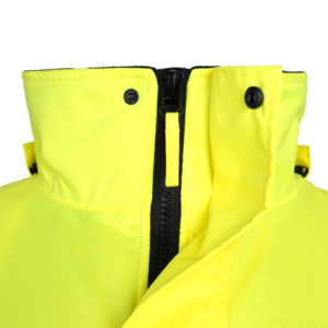Vista de la chaqueta de seguridad de alta visibilidad amarilla y negra con forro polar, cintas reflectantes transferidas por calor, capucha desmontable y bolsillos.