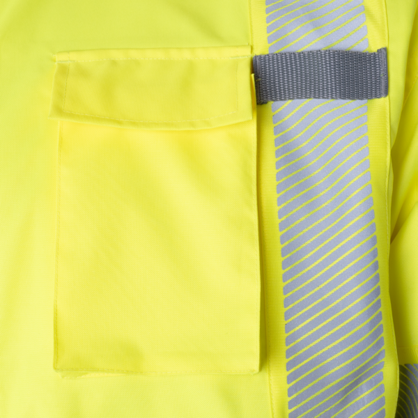 Vista de la chaqueta de seguridad Hi-vis amarilla y negra con forro polar, cintas reflectantes de transferencia térmica, capucha desmontable y bolsillos.