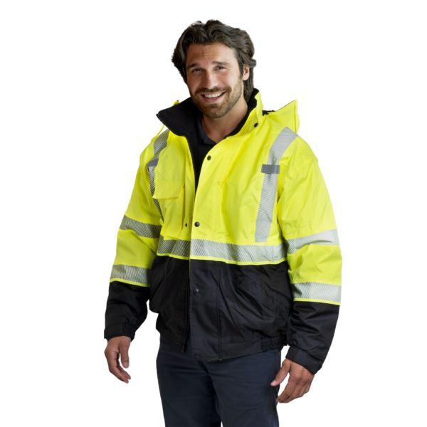 Hombre vistiendo la chaqueta de seguridad amarillo alta visibilidad con cintas reflectantes por transferencia térmica y capucha desmontable.