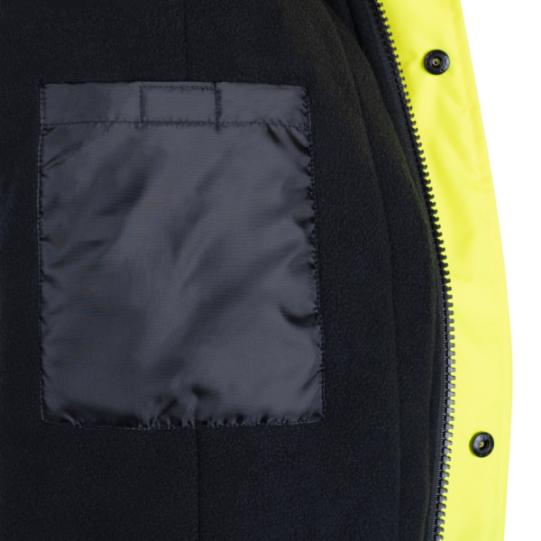 Chaqueta de seguridad de alta visibilidad amarilla y negra con forro polar, cintas reflectantes de transferencia térmica, capucha desmontable y bolsillos.
