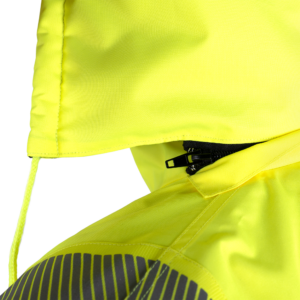 Vista de la chaqueta de seguridad de alta visibilidad amarilla y negra con forro polar, cintas reflectantes por transferencia de calor, capucha desmontable y bolsillos.