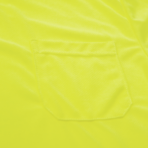 Primer plano del bolsillo y del tejido transpirable bird’s eye de la camiseta amarilla de alta visibilidad
