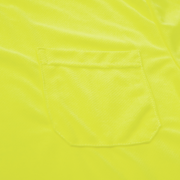 Primer plano del bolsillo y del tejido transpirable bird’s eye de la camiseta amarilla de alta visibilidad