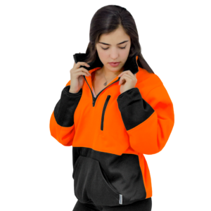 Una mujer vistiendo el suéter de seguridad de alta visibilidad naranja mientras sostiene el cuello de forro polar