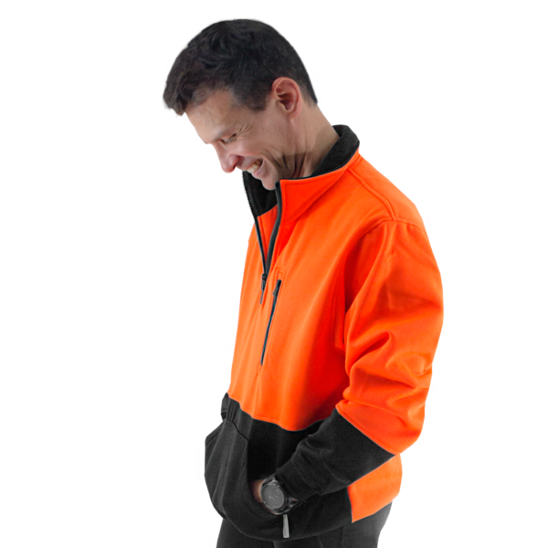 Hombre que lleva el suéter de alta visibilidad naranja JORESTECH con medio cierre de cremallera y puños elásticos