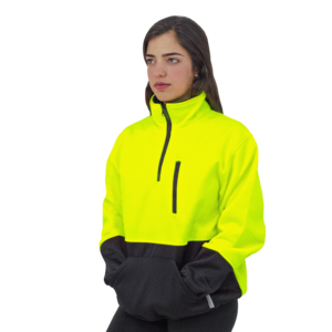 Mujer usando el suéter de seguridad de alta visibilidad amarillo y negro. Tiene ambas manos dentro del bolsillo delantero y la cremallera está completamente cerrada, haciendo que el cuello quede levantado.