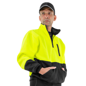 Hombre vistiendo el jersey de seguridad amarillo lima de alta visibilidad para deportes.