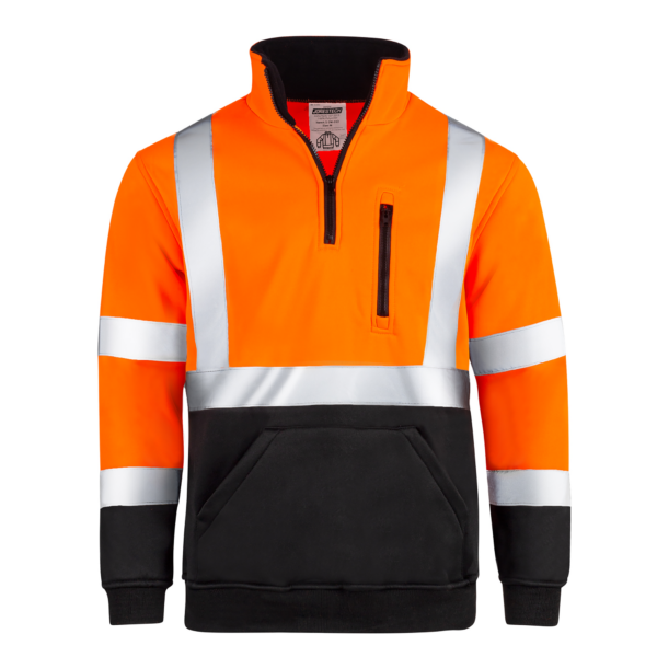 Suéter de seguridad de alta visibilidad naranja con franjas reflectantes de 2". Este suéter cuenta con medio cierre, cuello alto con capa interior de felpa en la espalda, un bolsillo con cremallera en el pecho y un gran bolsillo a la cintura para ambas manos.