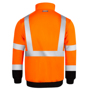 Suéter de seguridad de alta visibilidad JORESTECH color naranja con franjas reflectantes de 2". Este suéter cuenta con medio cierre, cuello alto con capa interior de forro polar en la espalda, un bolsillo con cremallera en el pecho y un amplio bolsillo en la cintura para ambas manos.