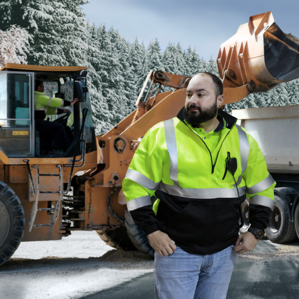 Trabajador con suéter de seguridad JORESTECH amarillo de alta visibilidad con franjas reflectantes para construcción vial en invierno