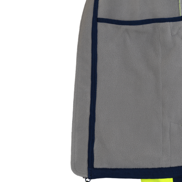 Polar fleece y bolsillo interior en la chaqueta de seguridad soft shell para protección contra el frío y la lluvia.