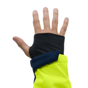 Característica elástica para introducir el pulgar de una chaqueta de seguridad soft shell JORESTECH con franjas reflectantes de transferencia térmica de 2"
