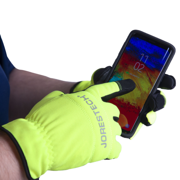 Persona usando los guantes de trabajo de seguridad con pantalla táctil JORESTECH de alta visibilidad en amarillo lima y negro tocando la pantalla de un teléfono móvil