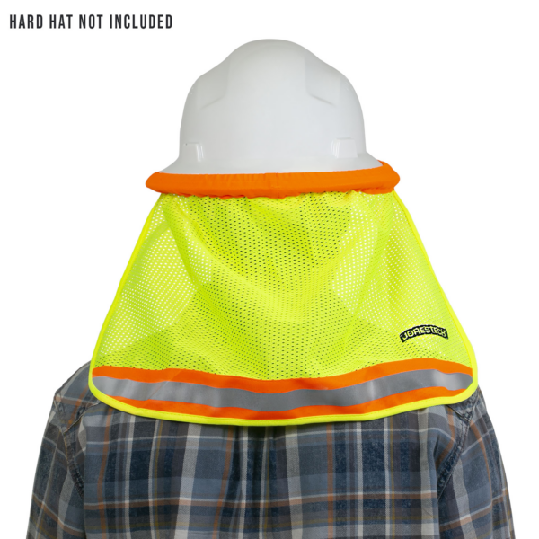 Vista trasera de una persona que lleva un casco de seguridad de ala completa con protector de nuca reflectante.