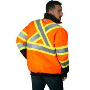 Espalda de un hombre que lleva la chaqueta bomber de seguridad bicolor naranja de alta visibilidad con franjas reflectantes y una X reflectante en la espalda