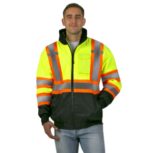Hombre llevando la chaqueta bomber de seguridad de dos tonos de alta visibilidad con bandas reflectantes y una X en la espalda para protección invernal