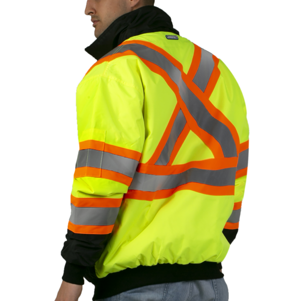 Hombre que lleva la chaqueta bomber de seguridad JORESTECH de alta visibilidad, bicolor, aislada, amarilla, con franjas reflectantes y una X reflectante en la espalda