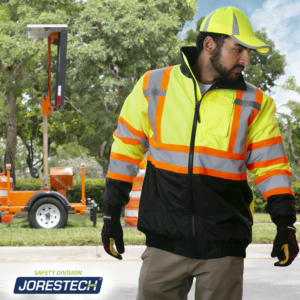 Trabajador con la chaqueta de seguridad JORESTECH impermeable bicolor reflectante en una obra en la calle