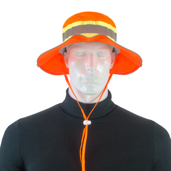 Vista frontal de un maniquí que lleva un sombrero boonie de seguridad JORESTECH de alta visibilidad en color naranja con franjas reflectantes y amarillas