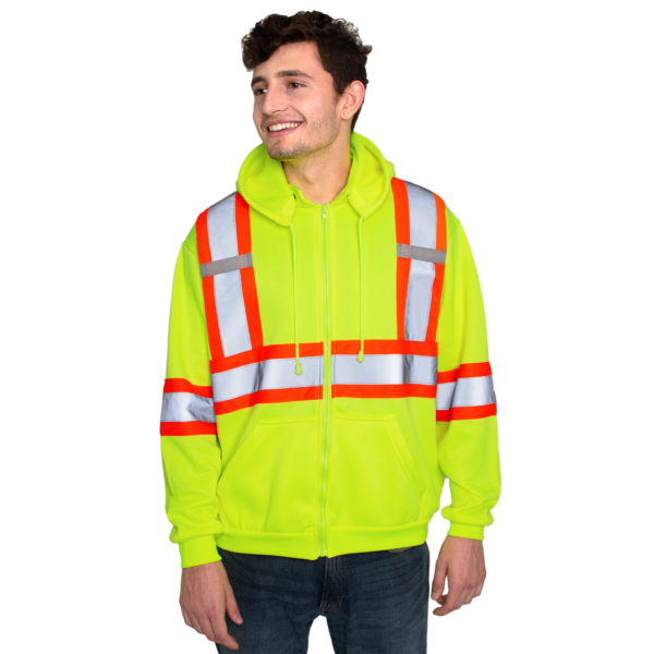 Hombre vistiendo el suéter de alta visibilidad JORESTECH amarillo con franjas reflectantes y naranjas en contraste.