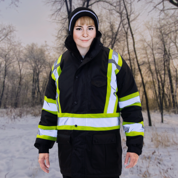 Mujer usando la chaqueta ANSI de alta visibilidad y aislante para protección invernal