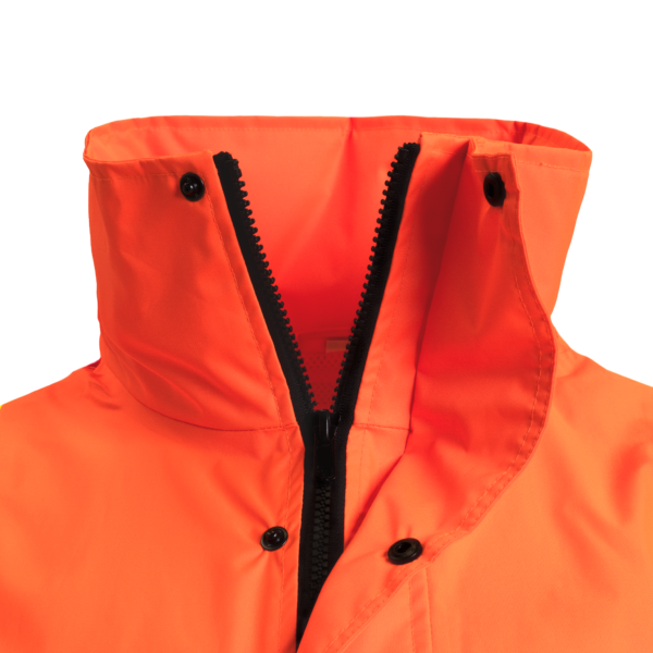 Primer plano de la solapa de la cremallera de la chaqueta impermeable JORESTECH de alta visibilidad para mejorar la protección contra las inclemencias del tiempo