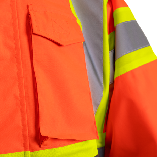 Primer plano de la chaqueta impermeable de alta visibilidad con rayas reflectantes y en contraste y múltiples bolsillos