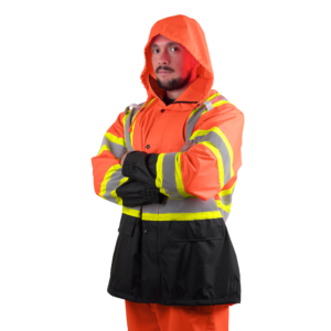 Trabajador llevando la chaqueta impermeable de seguridad de alta visibilidad naranja bicolor con rayas reflectantes en X en la espalda y capucha oculta