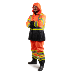 Trabajador usando un conjunto de lluvia de seguridad JORESTECH con franjas reflectantes y una X en la espalda