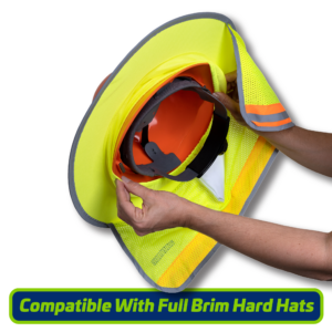 Protector solar bicolor de alta visibilidad instalado en un casco de seguridad naranja de ala completa con arnés de suspensión de 4 puntos. Accesorio compatible con cascos de ala completa y cascos de seguridad.