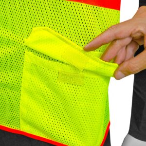 Primer plano del bolsillo con cierre de solapa de gancho y bucle del chaleco de seguridad reflectante