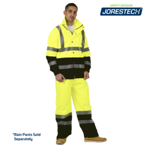 Hombre llevando la chaqueta y el pantalón impermeables de alta visibilidad en amarillo y negro. Hay texto azul que dice "rain pants sold separately"