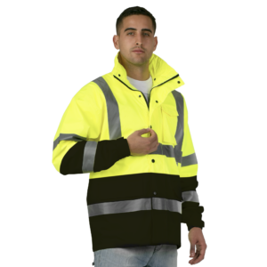 Hombre llevando la chaqueta impermeable de alta visibilidad amarilla y negra