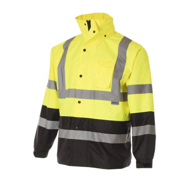 Vista diagonal de una chaqueta impermeable JORESTECH de alta visibilidad en amarillo y negro con franjas reflectantes de 2 pulgadas y capucha oculta plegable