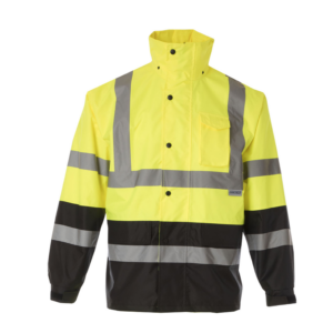 Vista frontal de una chaqueta impermeable JORESTECH de alta visibilidad en amarillo y negro con tiras reflectantes de 2 pulgadas y capucha