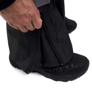 primer plano del detalle que muestra la cremallera a la altura de la bota de los pantalones impermeables para ampliar la sección de la bota