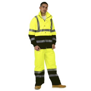 Imagen de un hombre que lleva el conjunto impermeable JORESTECH® de alta visibilidad amarillo y negro con franjas reflectantes de 2 pulgadas sobre fondo blanco