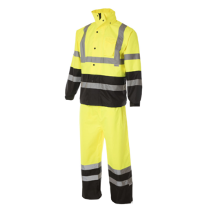 Vista diagonal del conjunto de lluvia Jorestech amarillo y negro con tiras reflectantes